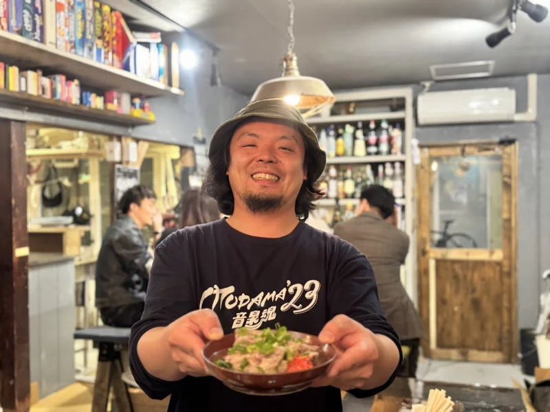 ウパさんが料理を差し出している写真